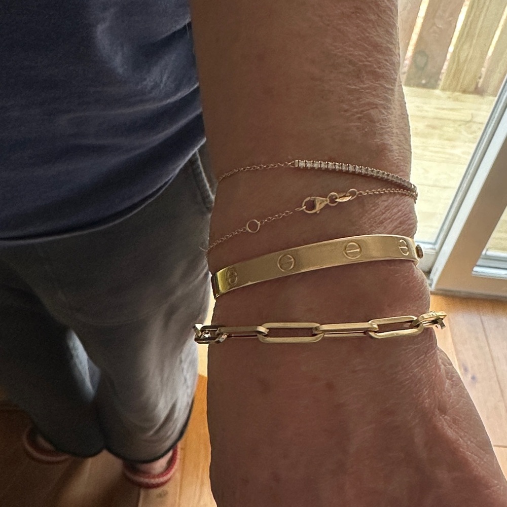 Elegant 14 kt Gold large link Bracelet 
Pair other bracelets or on its own. - Picture 6 of 7